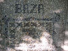 Dibujos y palabra que quedaron escritos en el empedrado que realizó la Escuela Taller en el paseo central. 